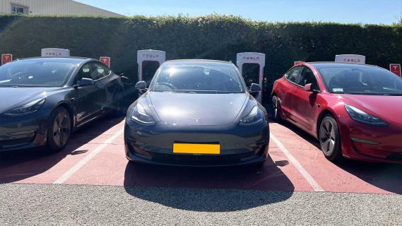 Tesla Model 3 aan de supercharger