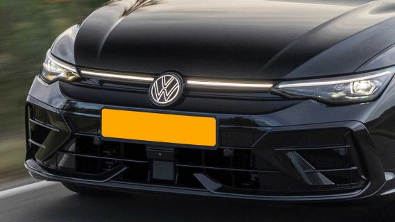 Volkswagen Golf R met verlicht logo voorop