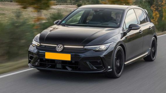 Volkswagen Golf R met verlicht logo voorop