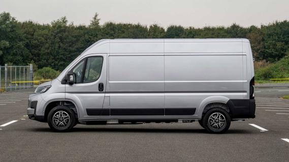 Toyota ProAce Max van de zijkant