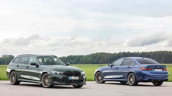 Alpina B3 GT Touring groen zijkant rechts voor schuin & B3 GT Sedan blauw zijkant linksachter schuin