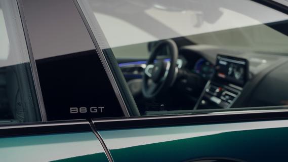 Alpina B8 GT Gran Coupé (G16) groen (2025) badge op B-stijl