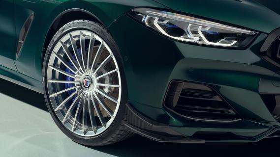 Alpina B8 GT Gran Coupé (G16) groen (2025) voorzijde voorbumper splitter carbon canards rechtsvoor