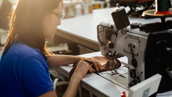 Alpina naai-atelier mevrouw naaimachine