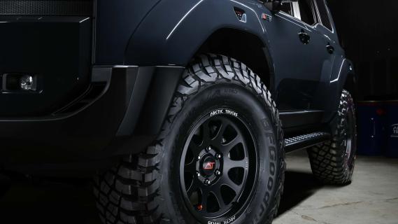 Arctic Trucks Land Cruiser AT37 (250) grijs (2025) zijkant links detail