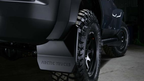 Arctic Trucks Land Cruiser AT37 (250) grijs (2025) zijkant rechts detail