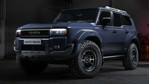 Arctic Trucks Land Cruiser AT37 (250) grijs (2025) zijkant links schuin voor