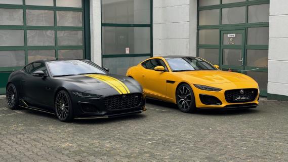 Arden AJ RS Zwart naast een gele F-Type garage schuin voor