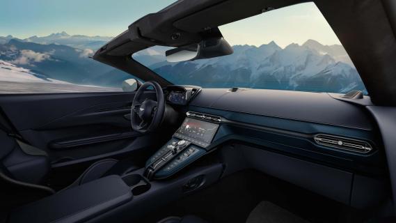 Aston Martin Vantage Roadster (2025) groen interieur dashboard