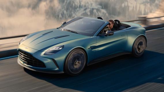 Aston Martin Vantage Roadster groen (2025) zijkant rechtsvoor rijdend door bergen sneeuw