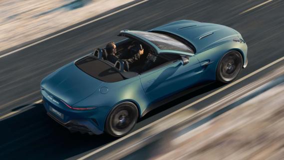 Aston Martin Vantage Roadster groen (2025) zijkant rechtsachter hoog dak omlaag rijdend door sneeuw