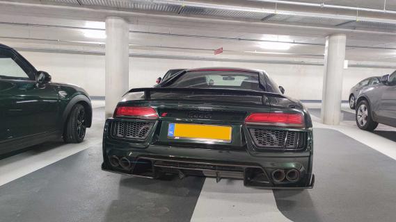 Audi R8 geparkeerd op twee vakken in parkeergarage in Amsterdam