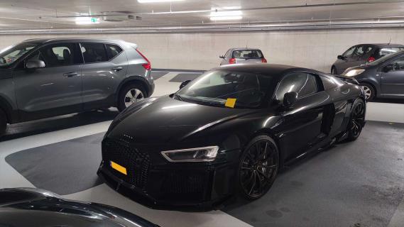 Audi R8 geparkeerd op twee vakken in parkeergarage in Amsterdam