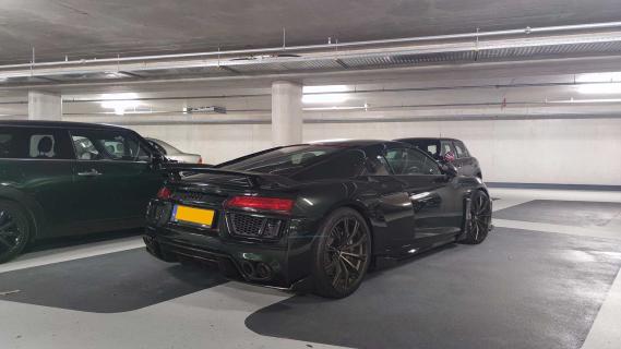 Audi R8 geparkeerd op twee vakken in parkeergarage in Amsterdam