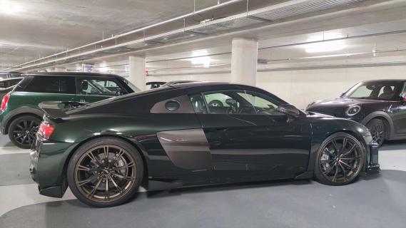 Audi R8 geparkeerd op twee vakken in parkeergarage in Amsterdam