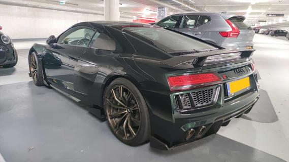 Audi R8 geparkeerd op twee vakken in parkeergarage in Amsterdam