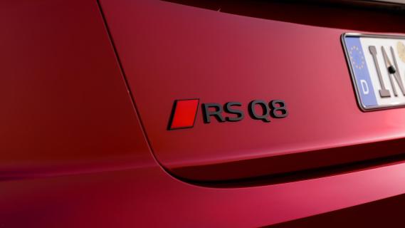 Audi RS Q8 Performance rood (2025) badge detail achterzijde