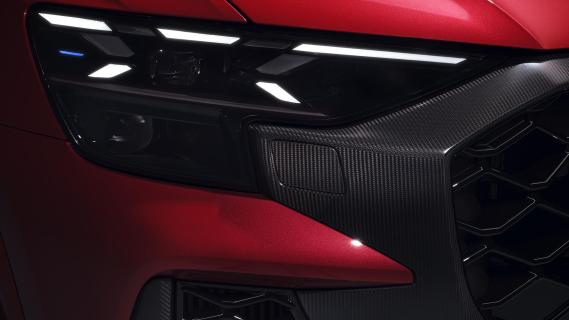 Audi RS Q8 Performance rood (2025) detail voorzijde koplamp LED