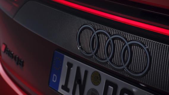 Audi RS Q8 Performance rood (2025) detail logo