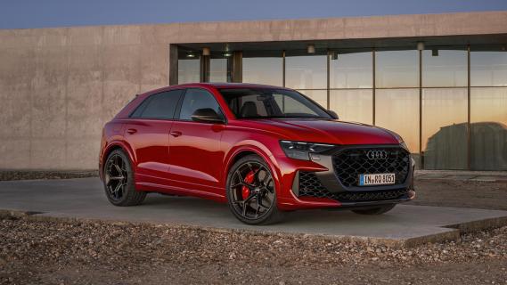 Audi RS Q8 Performance rood (2025) zijkant rechts schuinvoor voor woning