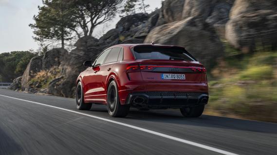 Audi RS Q8 Performance rood (2025) zijkant linksachter schuin