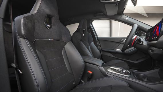 BMW M135 Drive (F70) wit (2025) interieur sportstoelen