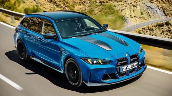 BMW M3 CS Touring (G81) Laguna Seca blauw (2025) zijkant rechtsvoor schuin rijdend op bergweg