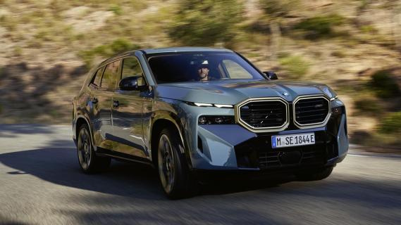 BMW XM 50e rijdend zijkant rechts schuin voor