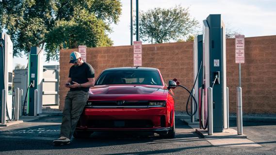 Dodge Charger Daytona Scat Pack rood (2025) voorzijde laden aan lader