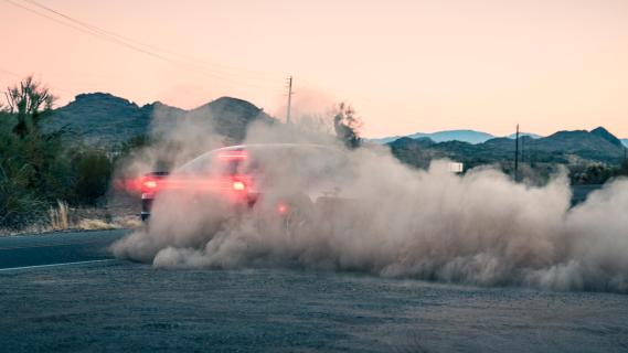 Dodge Charger Daytona Scat Pack rood (2025) achterkant driften rook schemering achterlichten aan