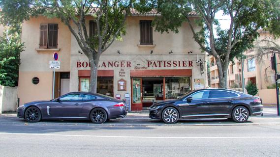 Volkswagen Arteon geparkeerd aan de straat in Frankrijk (nice) bij Jaguar XK fileparkeren