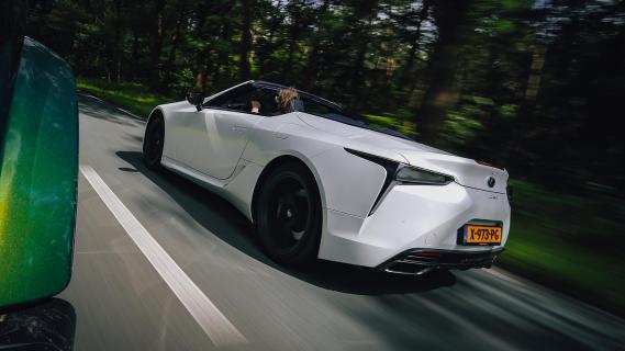 Lexus LC Ultimate Edition (URZ100) wit (2025) wit zijkant rechts achter schuin rijdend