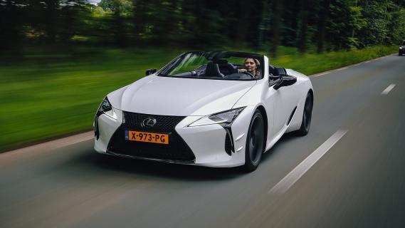 Lexus LC500 Ultimate Edition (URZ100) wit (2025) wit zijkant rechts voor schuin rijdend