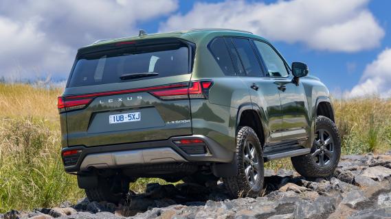 Lexus LX500d Overtrail (300) groen (2025) zijkant rechts achter schuin natuur offroad keien