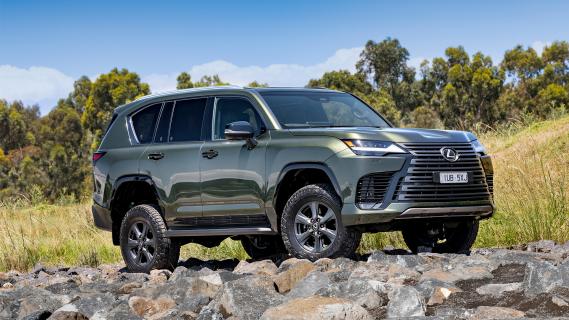 Lexus LX500d Overtrail (300) groen (2025) zijkant rechts voor schuin natuur offroad keien