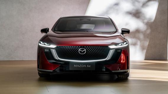 Mazda 6e (2025) rood voorzijde