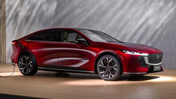 Mazda 6e (2025) rood zijkant rechtsvoor schuin