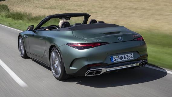 Mercedes-AMG SL 63 S E-Performance 4Matic+ (R232) groen (2025) zijkant links schuin achter rijdend dak omlaag