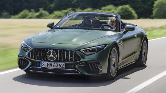 Mercedes-AMG SL 63 S E-Performance 4Matic+ (R232) groen (2025) zijkant links schuin voor rijdend dak omlaag