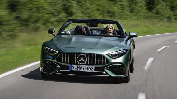 Mercedes-AMG SL 63 S E-Performance 4Matic+ (R232) groen (2025) voorkant rijdend dak omlaag