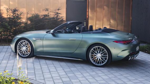 Mercedes-AMG SL 63 S E-Performance 4Matic+ (R232) groen (2025) zijkant links schuin achter stilstaand