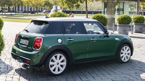 Mini Cooper S 5-deiurs (LCI) groen (2018) zijkant rechts achter schuin witte velgen