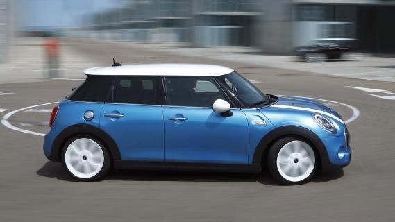 Mini Cooper S 5-deurs (F55) blauw (2015) zijkant bocht rechts rijdend