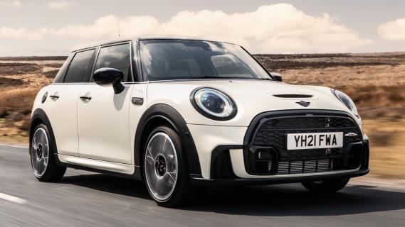 Mini Cooper S 5-deurs JCW-pakket (F55) wit (2021) zijkant rechts schuin voor