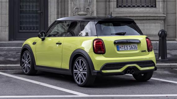 Mini Cooper S (F56, LCI2) geel (2021) linksachter schuin