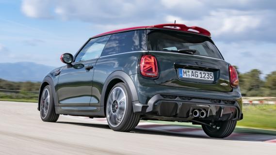 Mini Cooper S John Cooper Works (F56, LCI2) groen zijkant rechts schuin achter rijdend