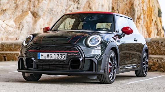 Mini Cooper S John Cooper Works (F56, LCI2) groen zijkant links schuin voor