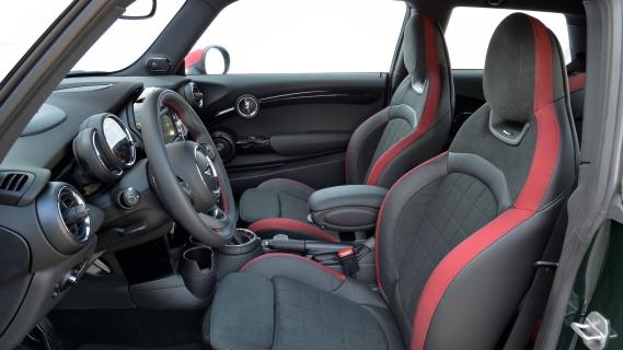 Mini Cooper S John Cooper Works (F56) rood (2015) interieur zijkant