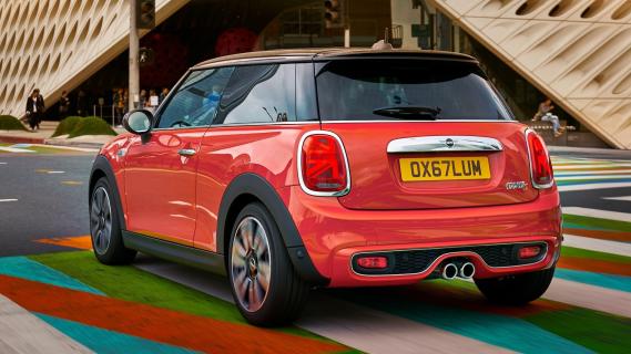 Mini Cooper S (F56, LCI) rood (2018) achterkant schuin links rijdend