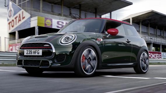 Mini Cooper John Cooper Works (F56, LCI) groen (2018) zijkant voor schuin rijdend linksvoor Reims circuit